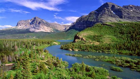 Landschap van Yukon met bergen en een rivier