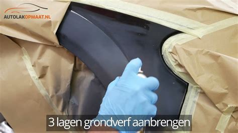 Voorbeeld van een huurauto met een kleine kras op de bumper, met de instructie om foto's te maken