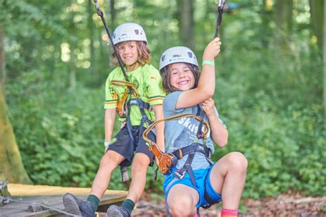 Illustratie van de Loggers Slide, een klim- en klautertoestel voor kinderen.