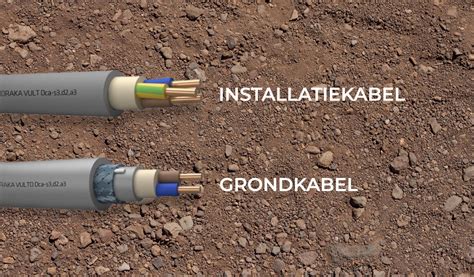 Detail van een grondkabel die in een geul wordt gelegd