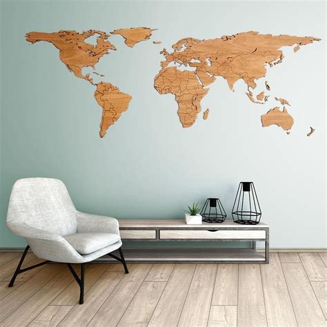 Een stijlvolle houten wereldkaart als decoratie aan de muur.