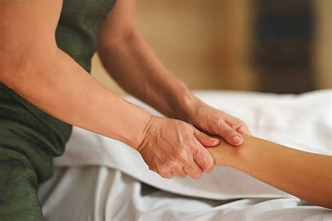 Illustratie van een kind dat Tui Na massage ontvangt