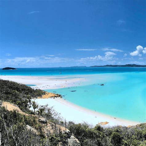 Een panoramisch uitzicht op de oostkust van Australië met iconische landschappen zoals stranden en kliffen.