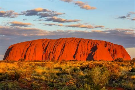 De iconische Uluru (Ayers Rock) in de Australische outback bij zonsondergang.
