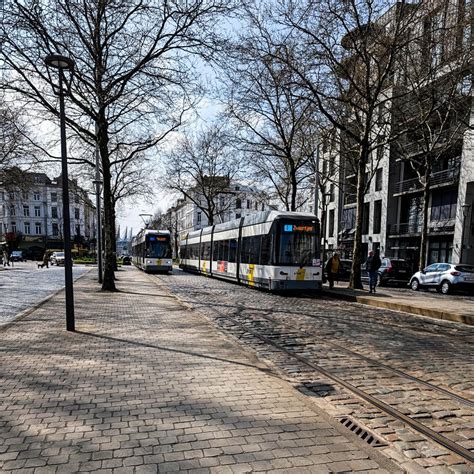 Screenshot van de Transit-app die de real-time tracking van tramlijn 4 toont