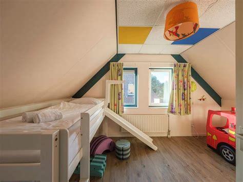 Interieur van een kinderbungalow met een slaaphut en kleurrijke decoraties