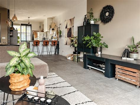 Een interieurfoto die de woonkamer en keuken van Het Uilennest toont, met nadruk op de aanwezige voorzieningen.