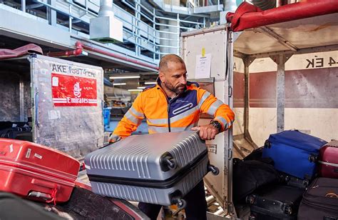 Medewerkers die bagage sorteren en laden