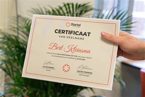 Persoon die een certificaat ontvangt na een training