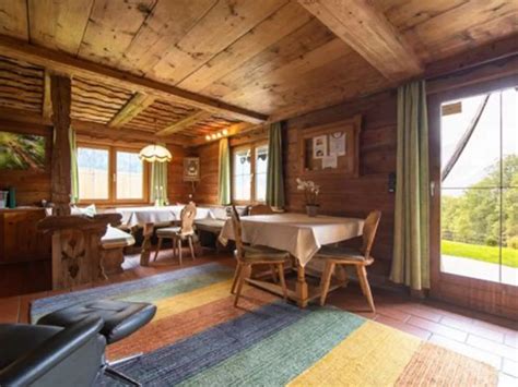 Interieur van Chalet Rosa met comfortabele zitruimte en uitzicht op de bergen
