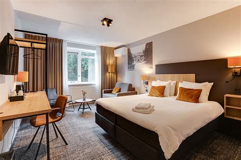 Illustratie van een sfeervolle hotelkamer in een voormalige kerk met behoud van historische elementen zoals glas-in-lood ramen.