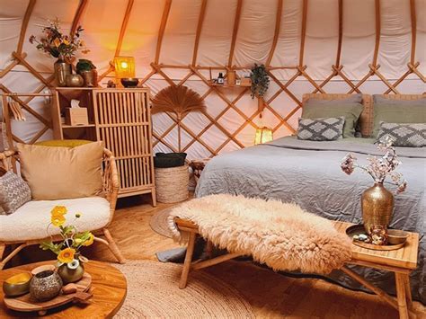 Interieur van een sfeervolle yurt in de natuur