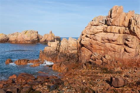 panorama van de roze granietkust in Bretagne