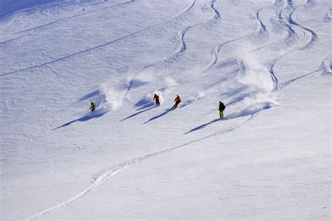 sneeuwlandschap in de Franse Alpen met skiërs