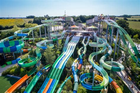 Overzicht van het aquapark met verschillende zwembaden en glijbanen