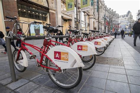 Foto van de rode deelfietsen (velo's) verspreid door Antwerpen