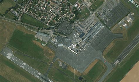 Kaart die de ligging van Béziers Vias Airport en Beauvais-Tillé Airport toont ten opzichte van hun respectievelijke stadscentra.