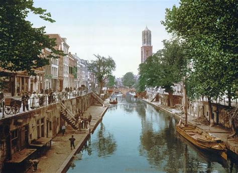 Uitzicht op de grachten en werfkelders in de stad Utrecht
