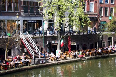 Gezellig terras aan een gracht in Utrecht