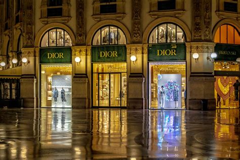Impressie van de Bahnhofstrasse met luxe winkels