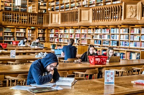 Studenten die studeren in de bibliotheek van het Rolex Learning Centre, École polytechnique fédérale de Lausanne