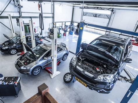 Een auto die wordt onderhouden in de werkplaats van Vakgarage Boersma