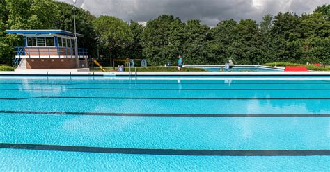 Interieurfoto van een modern en ruim zwembad, geschikt voor baantjes trekken en recreatie