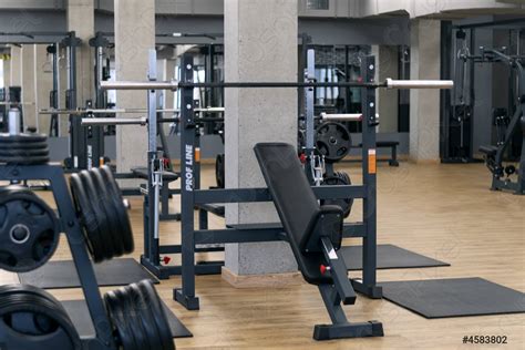 Moderne fitnessruimte met diverse apparatuur voor cardio en krachttraining