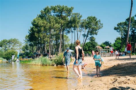 Zicht op het Lac de Biscarrosse met boten en een zandstrand