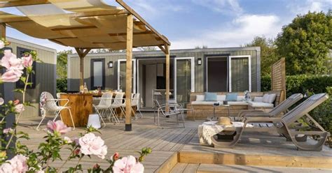 Moderne stacaravan met privéterras en jacuzzi op een camping