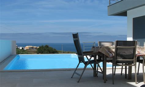 Moderne villa met infinity pool die uitkijkt over de Middellandse Zee.