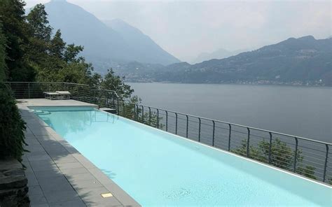 Een gezellig appartement met een balkon en uitzicht op een zwembad.