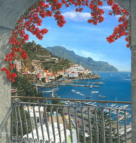 Uitzicht vanaf een balkon op een boulevard met de zee op de achtergrond.