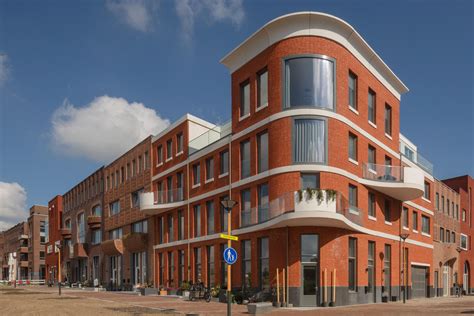 Foto van de architectonische diversiteit in het centrum van Brno, met nadruk op unieke gevels.