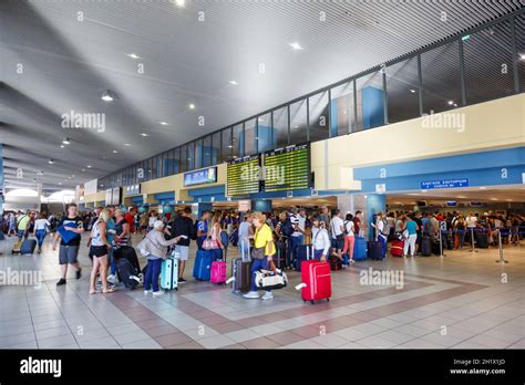 Interieur van de terminal van Rhodos Airport met winkels en zitjes