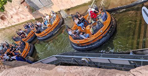 Foto van de Radja River wildwaterbaan met bezoekers op de vlotten