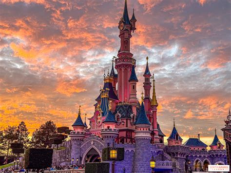 Een sfeervol restaurant in Disneyland Parijs met diverse culinaire opties.
