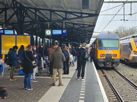 foto van gestrande reizigers op een treinstation tijdens de stroomstoring