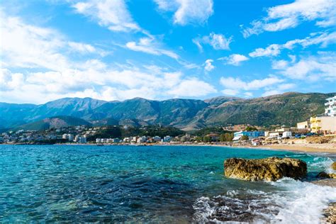 Landschap van Albanië met bergen en een blauwe zee
