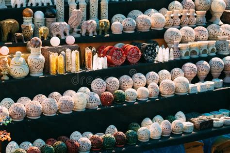 een kleurrijke markt met diverse handgemaakte souvenirs