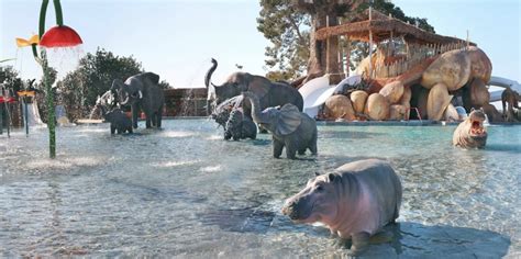 Afrikaanse themagebied met dierenfiguren op Camping Sanguli