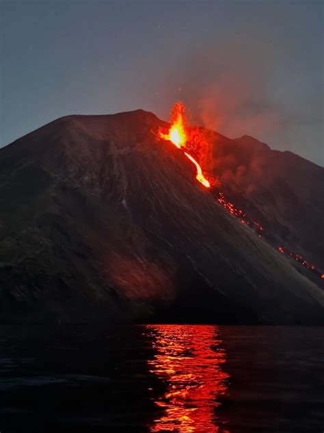 Boottocht langs de kustlijn van Stromboli met uitzicht op de vulkaan