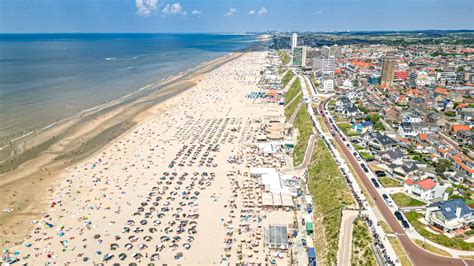 Panoramisch uitzicht op het strand van Zandvoort met een promenade en hotels
