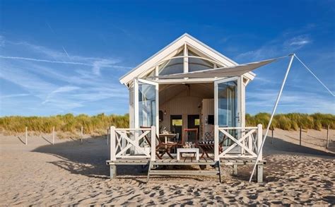 Illustratie van een modern strandhuisje met uitzicht op zee