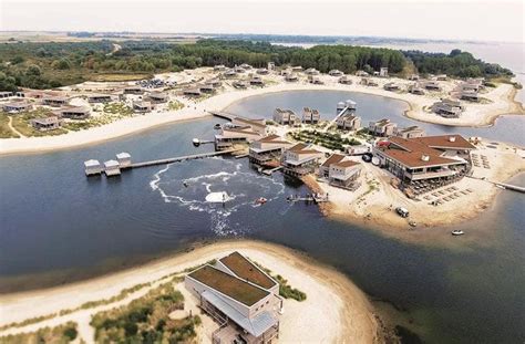 Luxe strandvilla op Oasis Parcs Punt West met vlonders naar het water