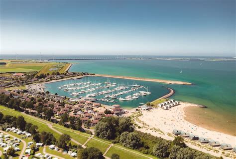 Strandhuisjes van Roompot Beach Resort in Kamperland, gelegen op palen