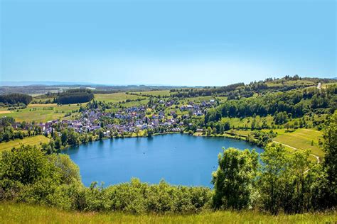 Landschapsfoto van de Vulkaneifel met een Dorint hotel in de verte
