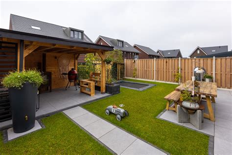 Overzicht van het gezinsvriendelijke huis met tuin en terras in Houten