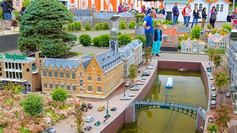 Een overzicht van het miniatuurpark Madurodam met herkenbare Nederlandse gebouwen en infrastructuur.