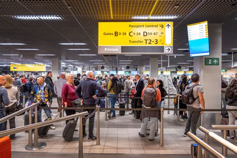 Een moderne taxi die klaarstaat voor passagiers op een luchthaven